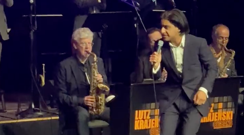 Live Auftritt von Atrin Madani mit Big Band