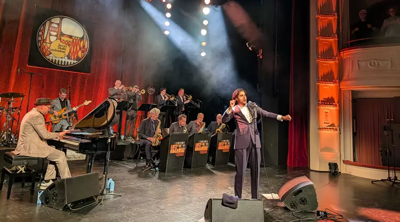 Atrin Madani mit Band im Scheinwerferlicht